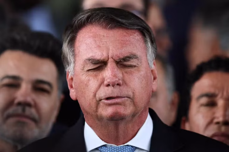 Moraes decreta prisão domiciliar de Jair Bolsonaro