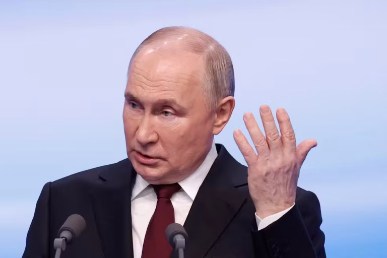 Império sexual de Epstein era ‘armadilha de mel’ da KGB: Financista teve reuniões com Putin para coletar material de chantagem contra líderes mundiais