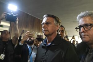 Moraes dá 24h para defesa de Bolsonaro explicar descumprimento de cautelar, sob pena de prisão imediata
