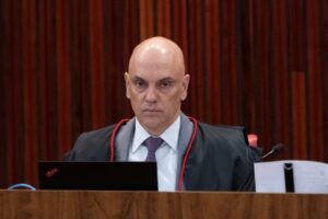 Moraes adverte Bolsonaro e diz que “a Justiça é cega, mas não tola”