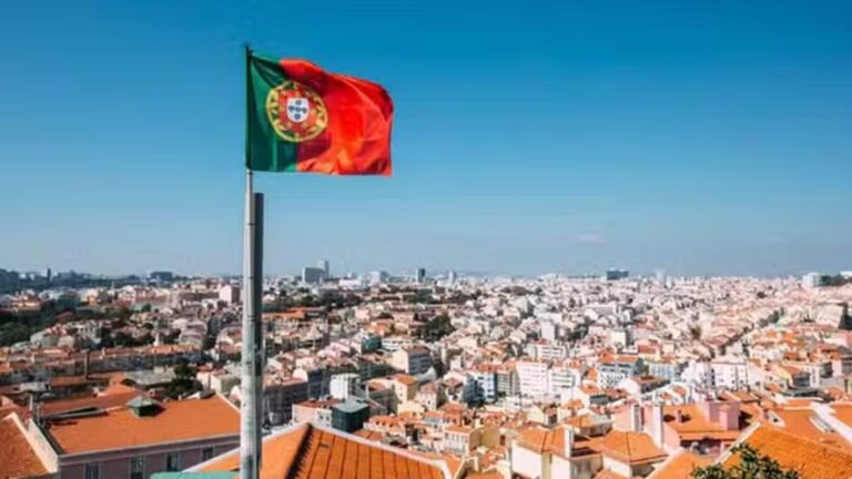 Parlamento de Portugal aprova pacote anti-imigração que impacta brasileiros