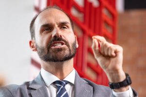 Motta envia ao Conselho de Ética pedidos de cassação de Eduardo