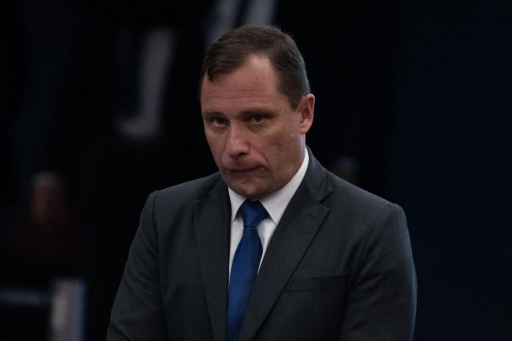 Pena imposta por STF a Mauro Cid dificulta sua expulsão do Exército