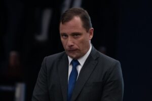 Pena imposta por STF a Mauro Cid dificulta sua expulsão do Exército