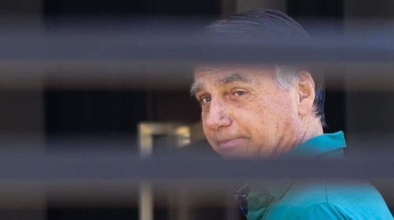 Tornozeleira tinha sinais de avaria e marcas de queimadura, diz relatório; Bolsonaro confessou uso de ferro de solda