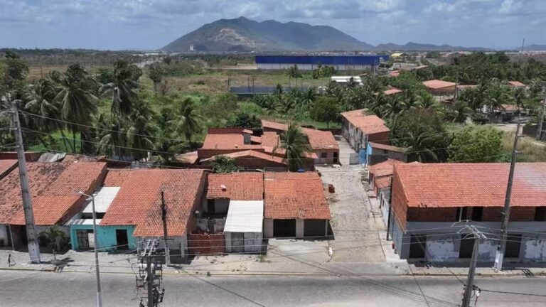 Moradores deixam para trás casas com móveis e abandonam vila para fugir de facções em Pacatuba, na Grande Fortaleza