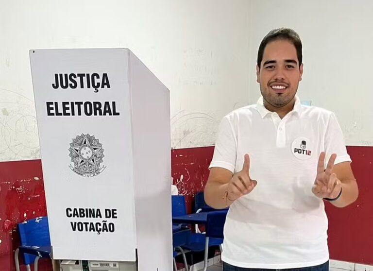 Prefeito acusado de homicídio qualificado volta ao cargo no Maranhão