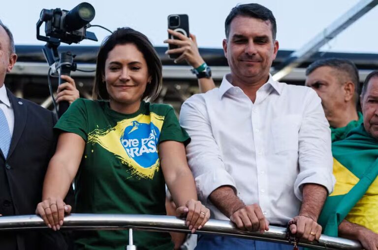 Moraes autoriza novas visitas de Michelle e Flávio Bolsonaro a Jair Bolsonaro na PF