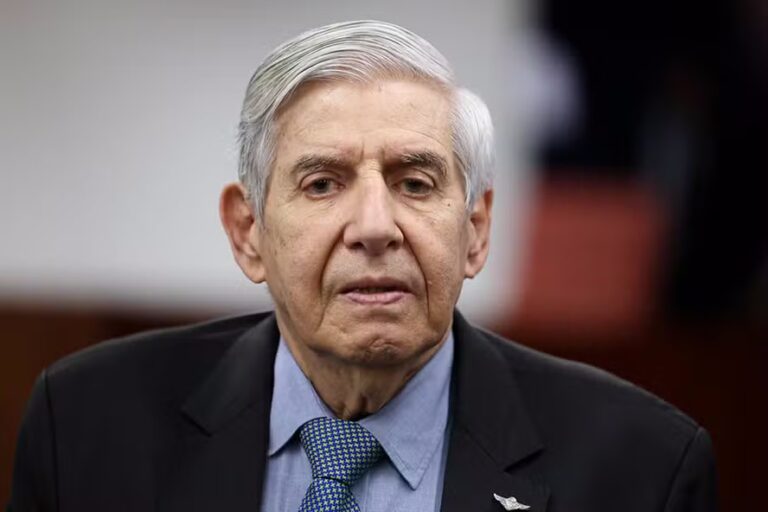 Prisão de Augusto Heleno e Paulo Sérgio expõe racha entre militares da reserva e da ativa