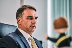 Flávio Bolsonaro afirma que pode desistir de candidatura, mas cobrará ‘um preço para isso’